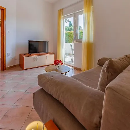 Inviting In Near Veruda Lighthouse Apartment Banjole