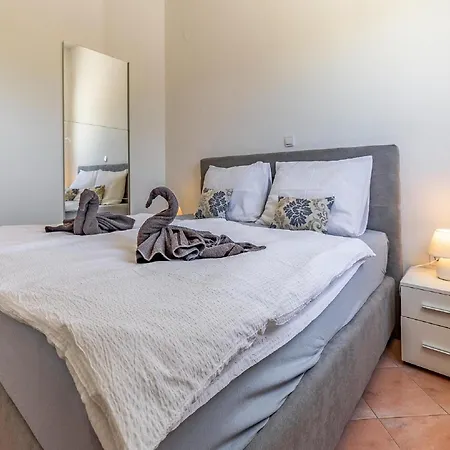 Inviting In Near Veruda Lighthouse Apartment